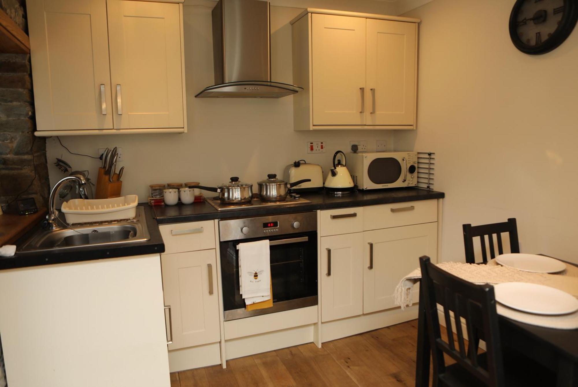 The Cosy Cottage Retreat! Perfect For Contractors, Relocators, Getaway Llantrisant  Exterior photo